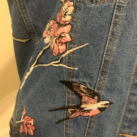 Divided by H&M unique Jean jacket size 6 with amazing decals front and back - Picture 4 of 9